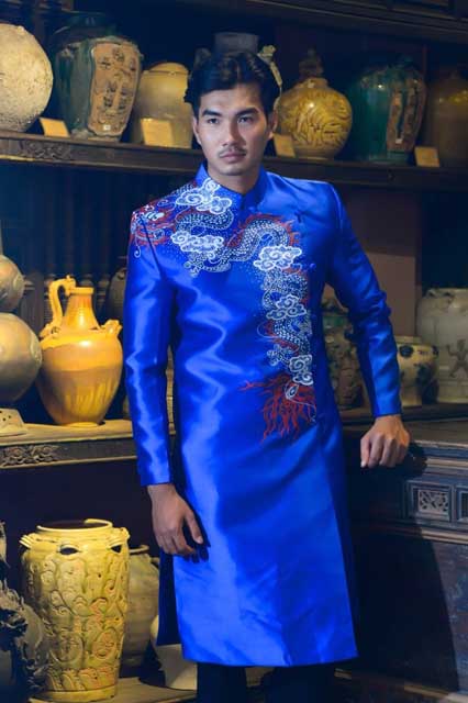 Với màu xanh cobalt được thiết kế gần giống phom của áo vest cưới vừa tạo cảm giác mạnh mẽ vừa lịch lãm cho cánh đàn ông 